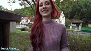 Brit vörös hajú lány nyilvánosan megkapja a creampie-t a szabadban végzett mellbimbózás után