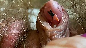 Close-up yang luar biasa dari klitoris besar dan lubang dubur dalam video HD