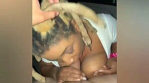 Karibisk babe får sine store pupper tilbedt og knullet offentlig