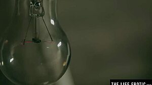 Reife mit großen natürlichen Titten stöhnt und spritzt in einem selbstgemachten Video