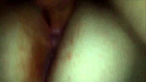 Amaterska tinejdžerka uživa u uskoj vagini na kameri