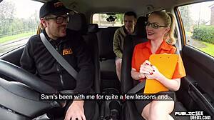Amatør-milf med store pupper gir sin student en handjob mens hun kjører
