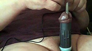 Bolestný zážitek BDSM s mučením penisu a koulí a vazbou