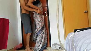 Mlada žena se jebe sa svojim ljubavnikom u hotelskoj sobi