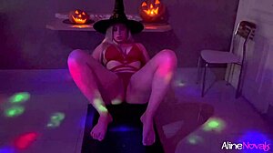 Amatööri seksivideo nuoresta noidasta ratsastaen isolla kalulla Halloweenina