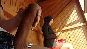 Muslimsk kone får en overraskelse da hun blir tatt på fersken mens hun onanerer offentlig
