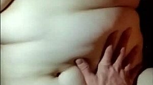 Amaterski par snima sebe kako se masturbiraju sa debelom devojkom