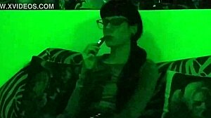 Adolescenta europeană Beth kinky fumând și vaping în video HD