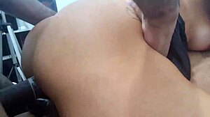 Mama vitregă amatoare își întinde fundul cu un penis negru mare