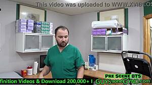 Az orvos Tampa fétise a férfi páciens iránt teljes mértékben látható ebben a meleg pornó videóban