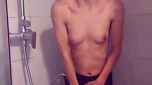 Mała nastolatka rozbiera się i ma wiele orgazmów pod prysznicem