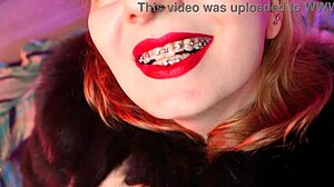 Красные губы и волосатые руки в чувственном видео массажа ASMR