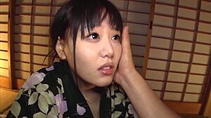 الزوجة اليابانية تصبح شقية على الكاميرا بأصابعها وألعابها