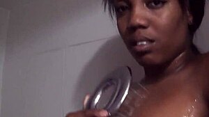 Seks amatur sebenar dengan gadis hitam yang cantik di dalam bilik mandi