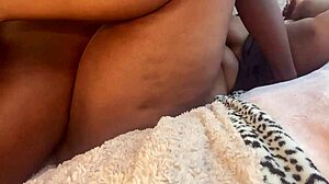 Ebony MILF s veľkou zadnicou a prsiami dostáva misionársky postoj od veľkého čierneho penisu