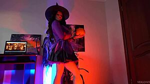 Najgorętsza Halloween cosplay babe dostaje swoją cipkę wyruchaną i wypuszczoną przez potwora