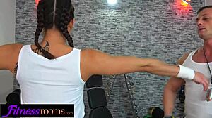 Treinador de fitness europeu dá uma massagem sensual antes de se sujar