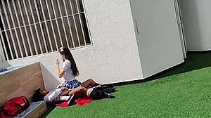 Adolescenții fac sex în aer liber pe balconul școlii