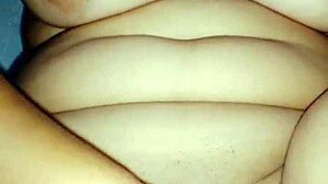 Chica india amateur se masturba con el coño afeitado y las tetas grandes