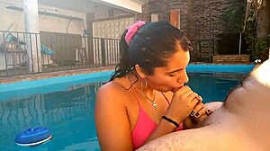 Syvä kurkku toiminta uima-altaassa oikean argentinalaisen pariskunnan kanssa