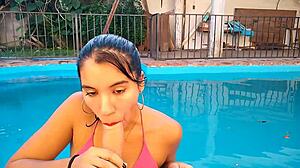 Acțiune de deepthroat în piscină cu un cuplu real din Argentina