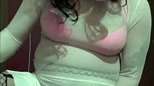 Аматорско домашно видео на кроссдресъринг сиси, който получава анален секс с силиконова играчка