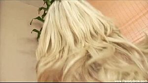 نجمة البورنو الكلاسيكية تهز ثدييها الكبيرين في فيديو الستينيات الرجعية