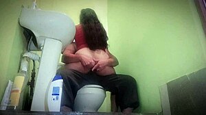 Aksi cumshot wajah dan blowjob di kamar mandi