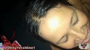 अमेरिकी पत्नी को मुंह और उंगलियों से चुदाई करने के बाद उसके चेहरे पर कमशॉट मिलता है