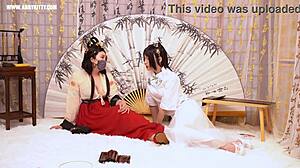 Китайската господарка дразни и гъделичка подчинената си с анални играчки