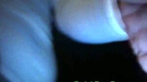 Κοντινό πλάνο της κοπέλας να κάνει piercing και να παίζει με τις μπάλες σε ένα σπιτικό βίντεο