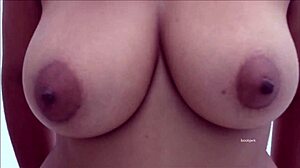 Sexy latina-babe Jesena viser frem sine skjelvende bryster
