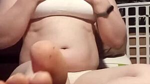 Gadis kulit putih amatur memamerkan kaki telanjang mereka dalam POV