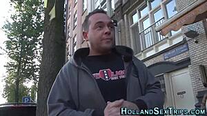 Холандска проститутка получава пари за секс