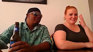 Interraciaal trio met Julie Ginger in HD-porno