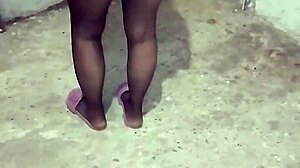 Egy házi videóban egy török lány csúnya a lábával
