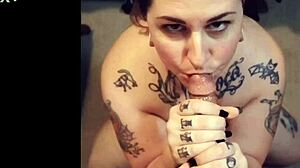 Tetovaná kráska Ash VonBlack dáva senzuálny orálny sex veľkému kohútovi