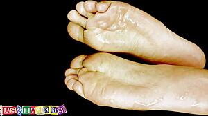 Massage des pieds avec jeu de Nuru huileux