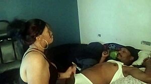 Seorang gadis imut berpose dan membiarkan vaginanya dijilat dalam video yang membangkitkan nafsu ini