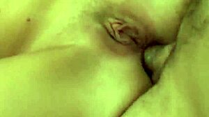 Questa bionda adora fare deepthroat e mostra le sue abilità in questo video