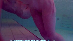 Alastomat kaunottaret nauttivat vedenalaisesta seksistä ja orgasmeista julkisessa uima-altaassa