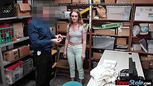Jebanje policista med raztrgovanjem in preiskavo v tem videu oralnega seksa