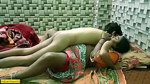Aranyos indiai fiú maszturbál otthoni videóban
