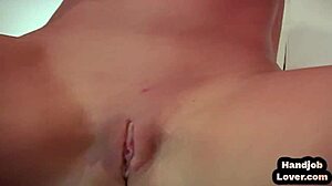 Privire de aproape a unei fete care face sex oral și se masturbează