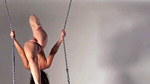 Гола гимнастичарка Ким Надара показује своју флексибилност и врело тело