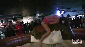 Hete meiden in ondergoed rijden op stieren in een lokale bar