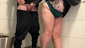 Hårete MILF masturberer på offentlig toalett