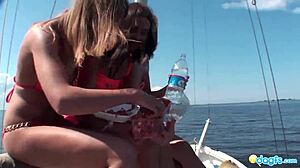 Anastasiya menerajui yacht yang penuh dengan lesbian Rusia
