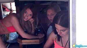 Anastasiya preberá kormidlo jachty naplnenej ruskými lesbičkami
