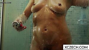 Büyük göğüslü kadın duşta mumyalanıyor